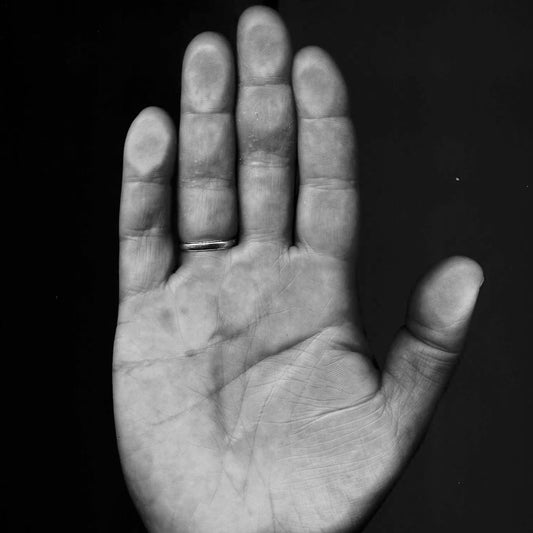 Hand-Scan von Matthias Quendt im Abhaya Mudra der Furchtlosigkeit – Ausdruck der Zell-Energie und Wahrheit hinter der Marke Qio