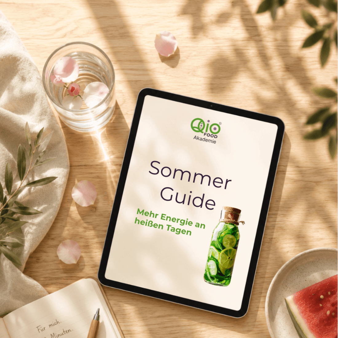 SommerGuide der Qio Food Akademie auf einem Tablet mit sommerlichen Zutaten. Der Beitrag zeigt, warum kleine Gewohnheiten wichtiger sind als perfektes Ernährungswissen und wie Ayurveda und Ernährungswissenschaft zu mehr Gesundheit im Alltag beitragen.