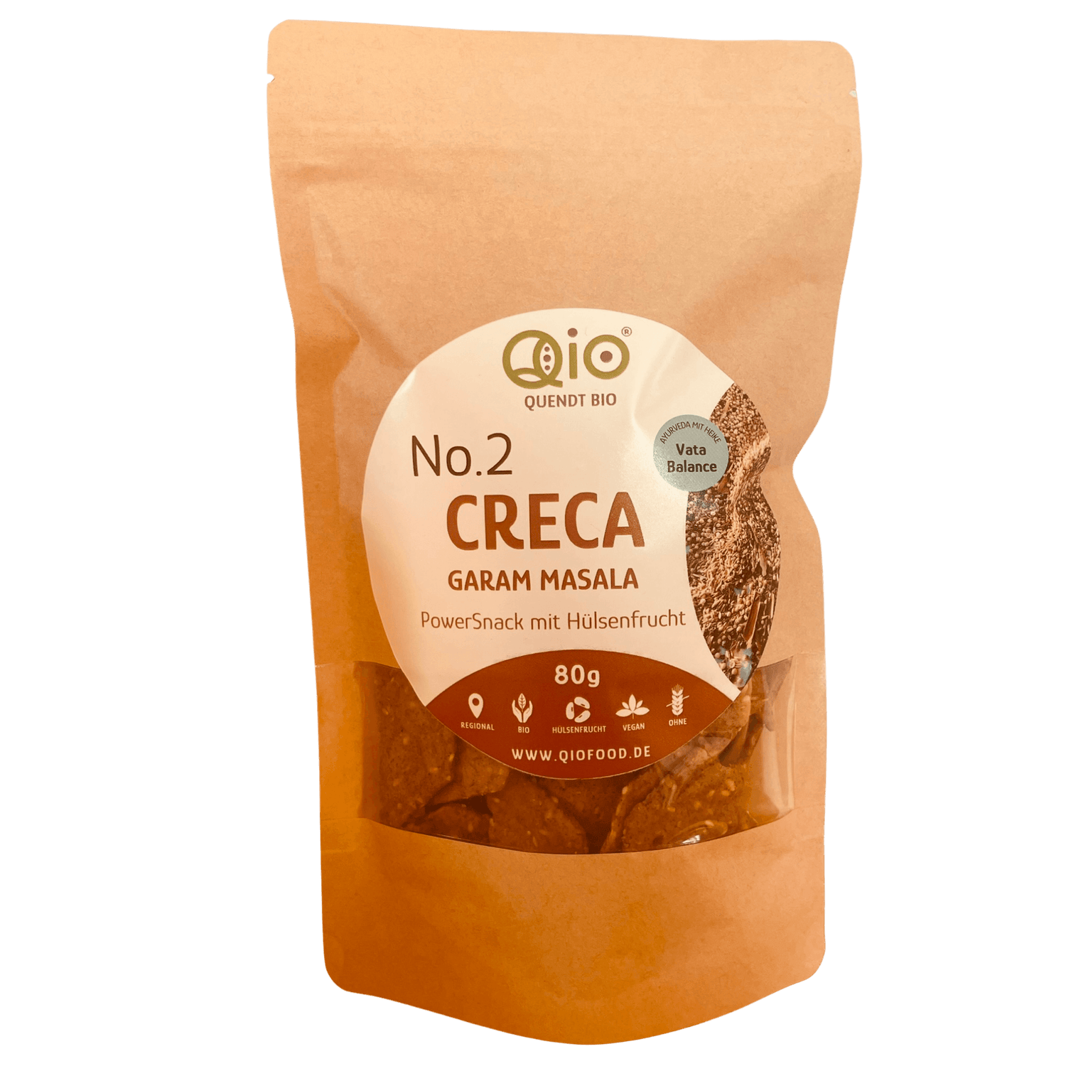 Ein brauner, wiederverschließbarer Beutel mit der Aufschrift "Qjo No.2 CRECA Garam Masala PowerSnack mit Hülsenfrucht, 80g", mit einem kleinen Fenster, das den Snack im Inneren zeigt. Auf der Verpackung befinden sich Icons und die Website qjofood.de.