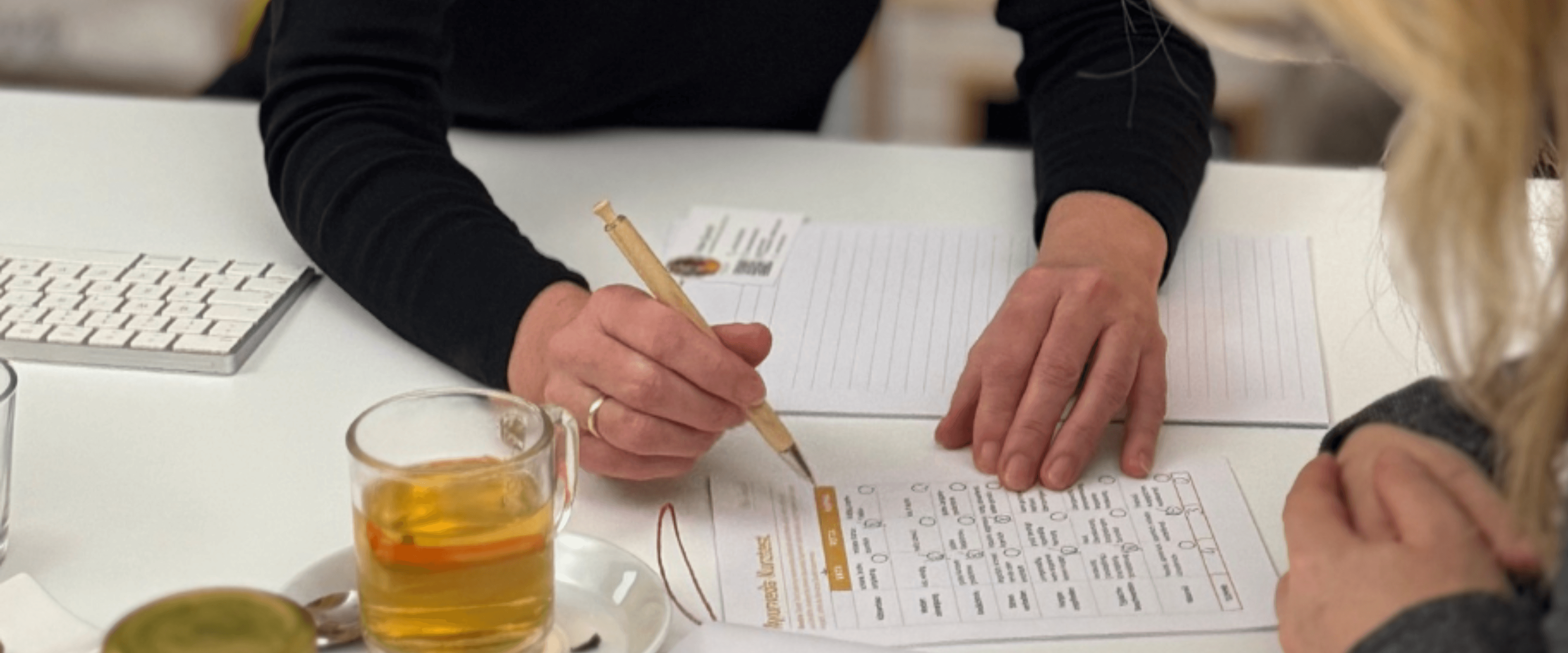 Detailaufnahme einer persönlichen Beratungssituation mit Heike Quendt: Auswertung eines Analysebogens.