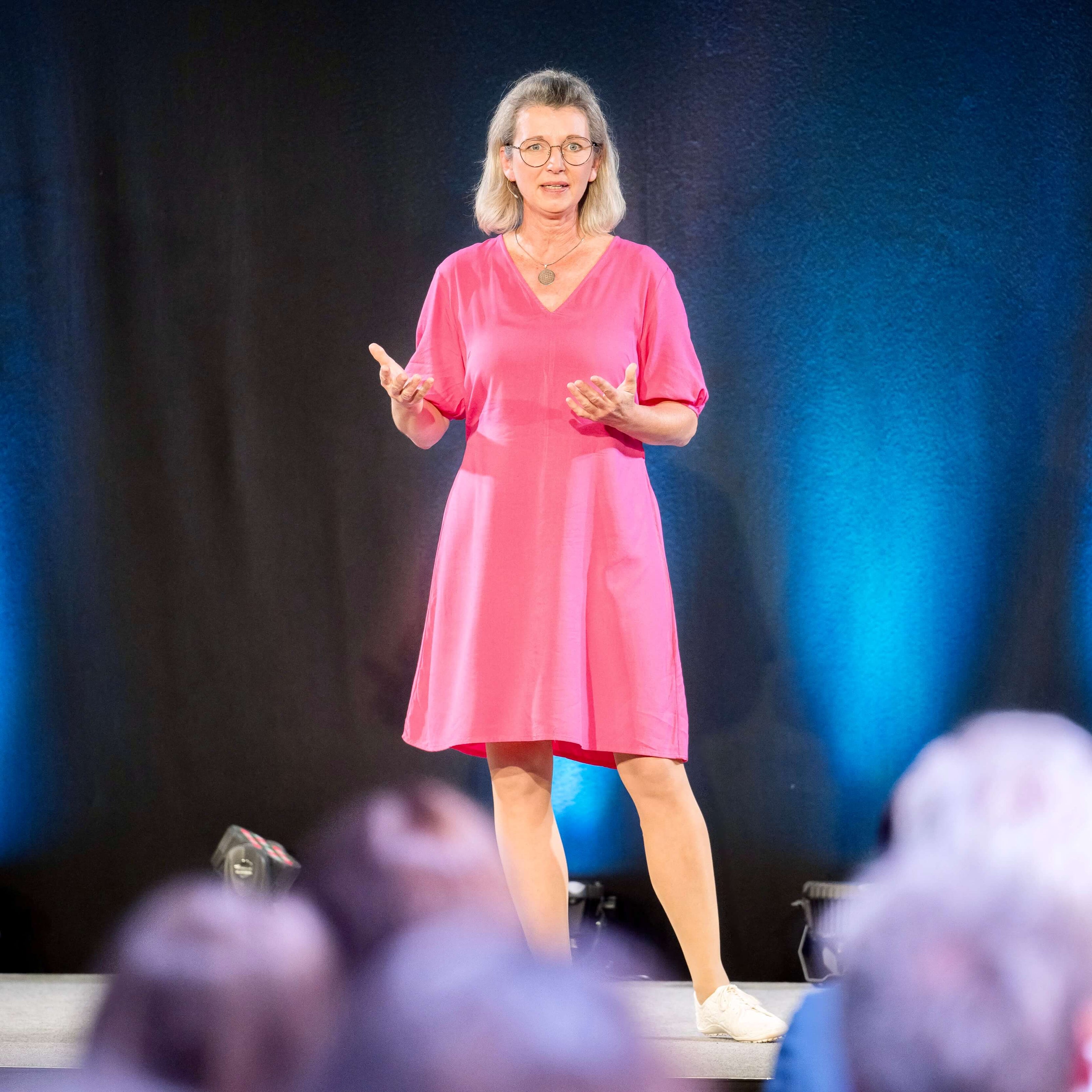 Heike Quendt als Speakerin auf der Bühne: Keynotes über Zell-Energie, Motivation und bewusste Führung.