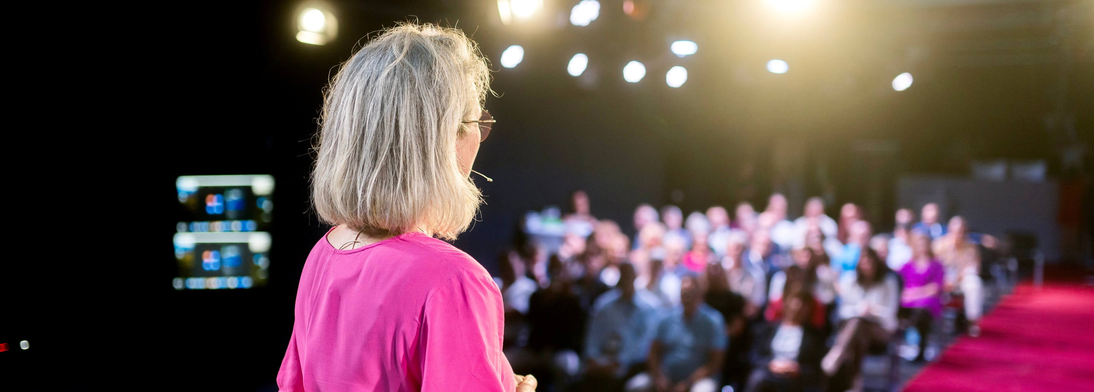 Heike Quendt auf der Bühne vor einem großen Publikum: Authentische Impulse, die Menschen bewegen.