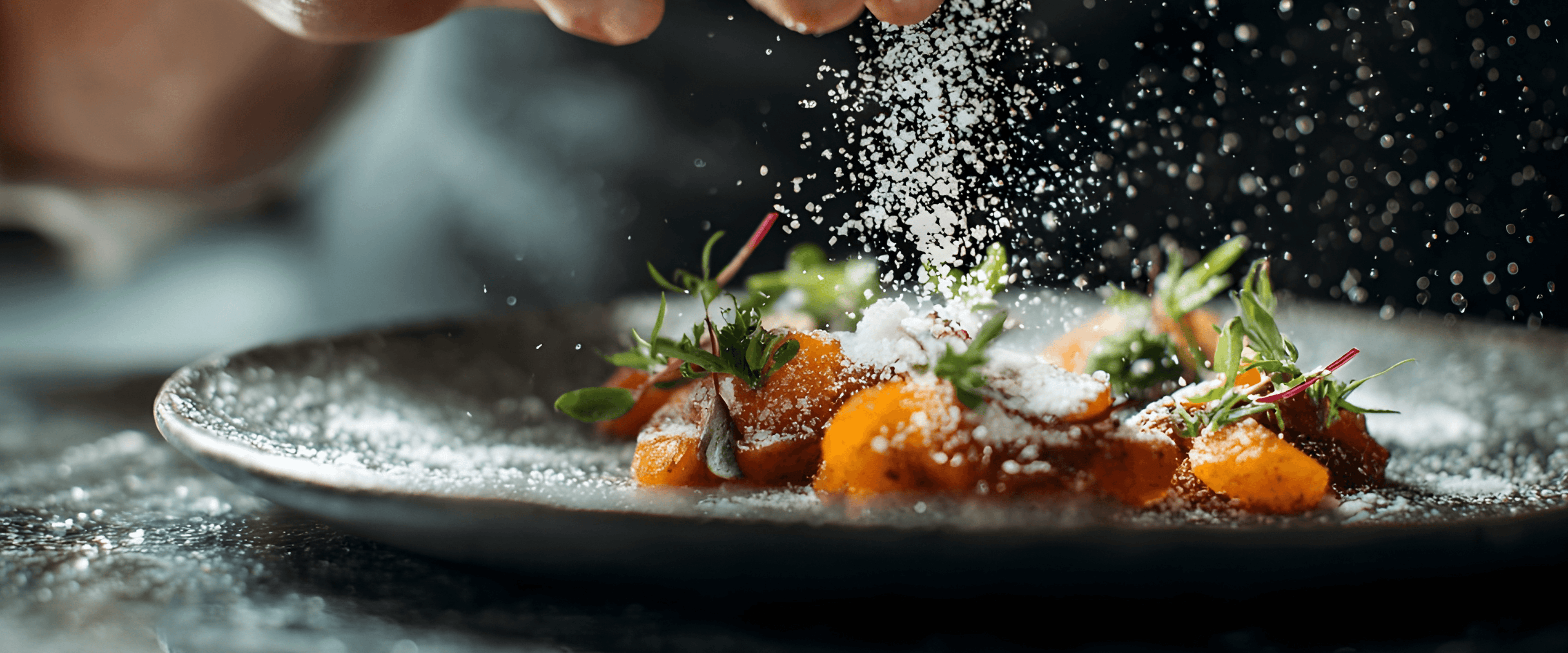 Professionelle Food-Fotografie: Veredelung eines Tellers mit gesunden Zutaten und frischen Kräutern durch feines Bestreuen.