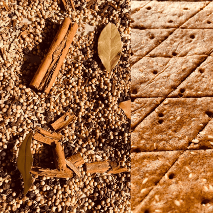 Handgefertigte No.2 CRECA Garam Masala Bio-Cracker von QiO Food, kunstvoll angerichtet mit ganzen Zimtstangen, Lorbeerblättern und Koriandersamen – Symbol für Zell-Energie und reine biochemische Genuss-Information.