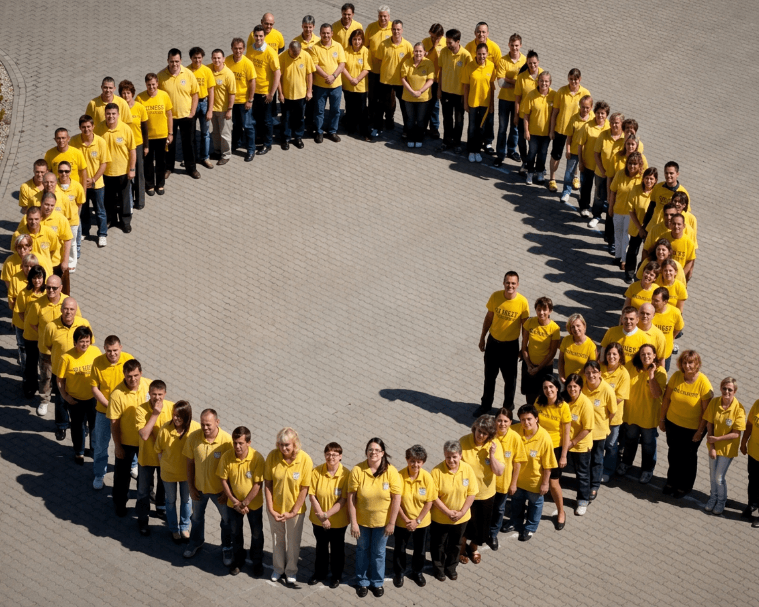 Das Team von Dr. Quendt bildet gemeinsam den Buchstaben Q – Symbol für Zusammenhalt und gemeinsames Wachstum.
