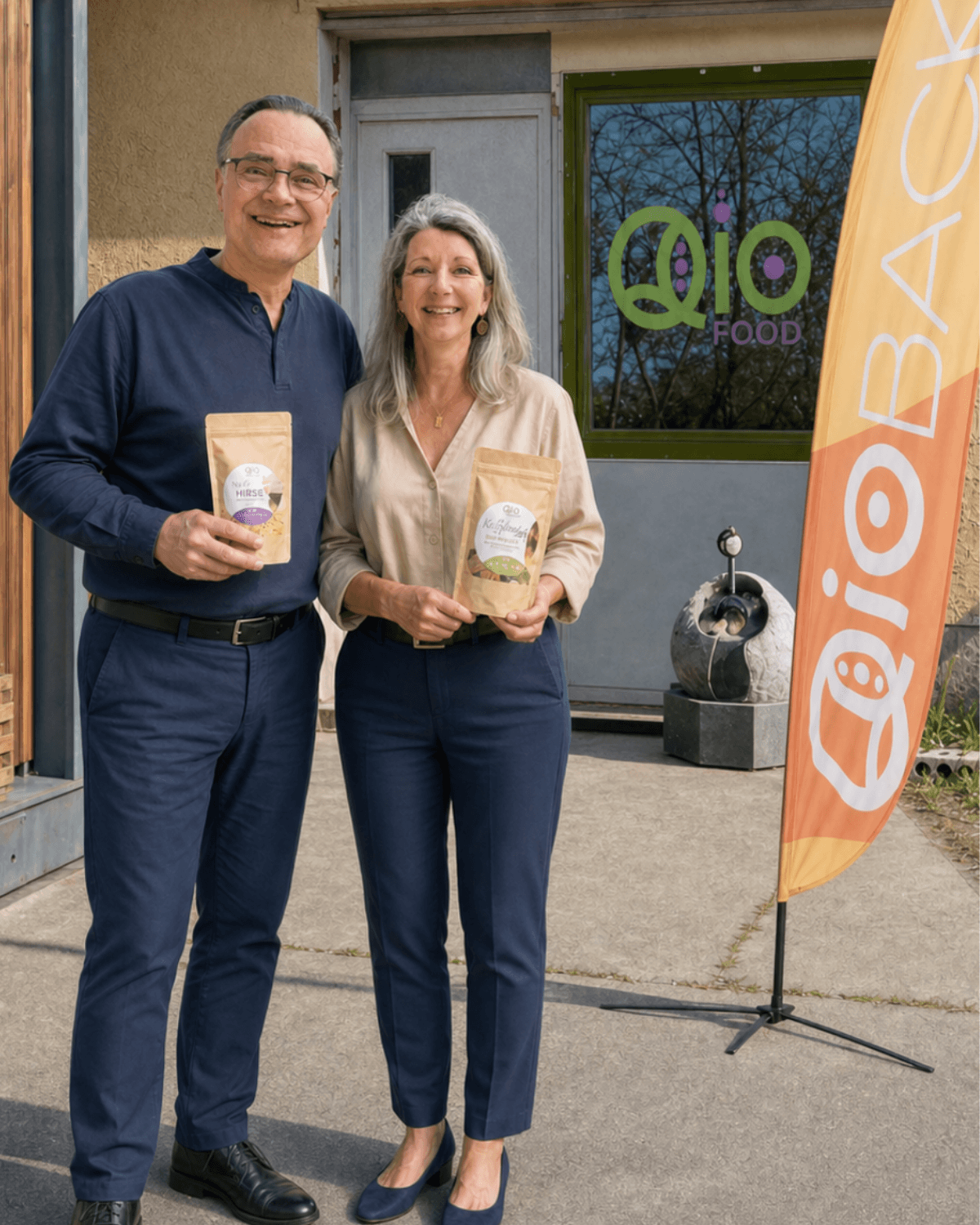 Heike und Matthias Quendt vor der Qio Food Manufaktur in Jesewitz, in der sie Bio-Lebensmittel entwickeln und Menschen mit Ernährungsbegleitung, Vorträgen und Workshops begleiten.
